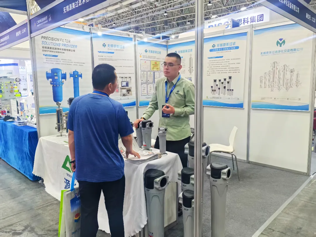 Il personale di vendita di Yuanmei risponde alle domande dei clienti presso la sede